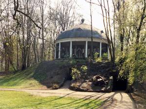 Historisches Karussell im Park von Wilhelmsbad